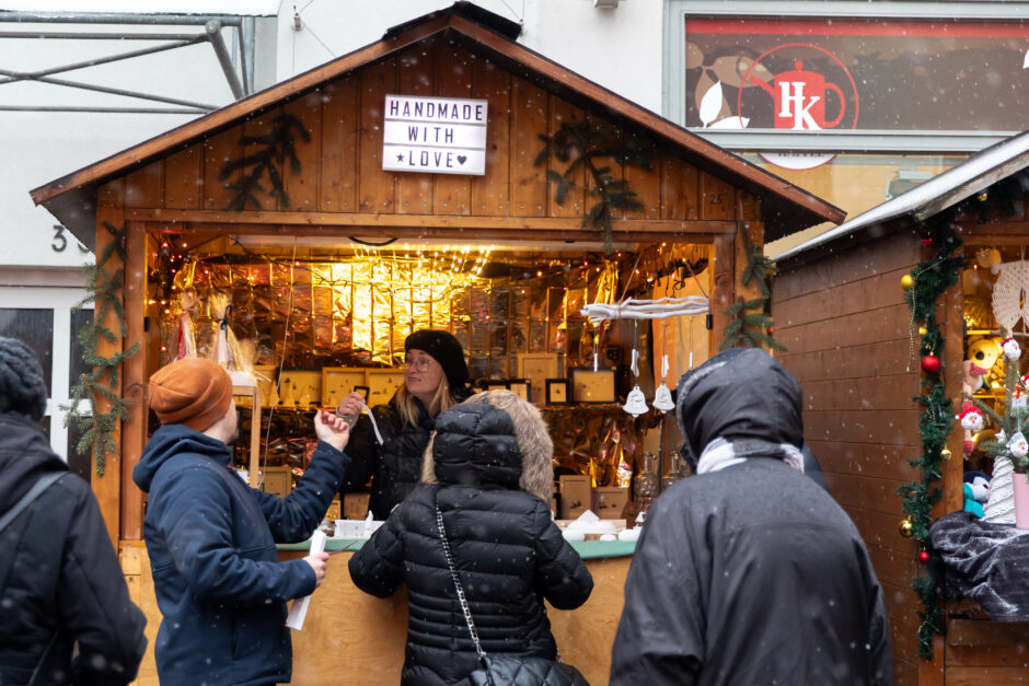 Verkauf auf dem Weihnachtsmarkt am Kugelbrunnen in Köthen 2023