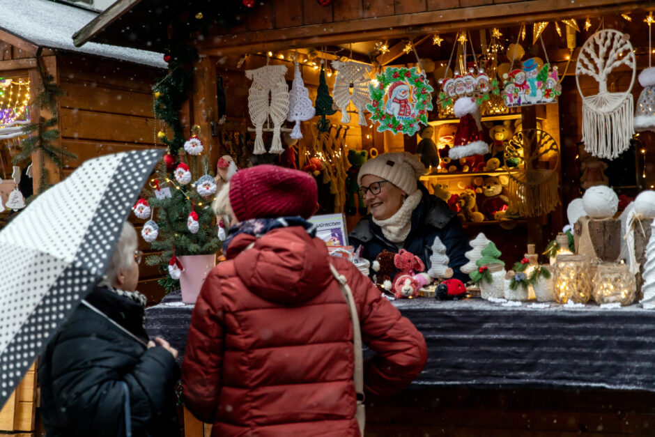 Weihnachtsverkaufsbude auf dem Weihnachtsmarkt am Kugelbrunnen 2023 in Köthen