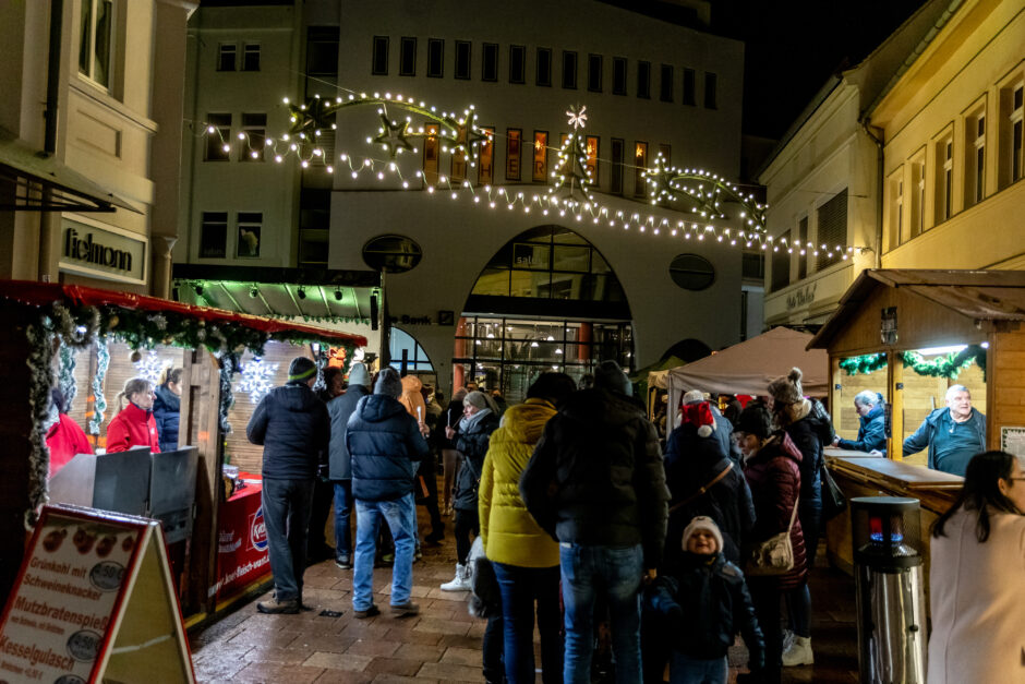 Weihnachtsbeleuchtung - Weihnachtsmarkt am Kugelbrunnen